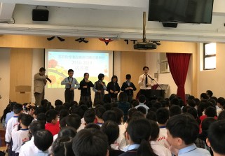 黃智華校長(右一)示範繫領帶r